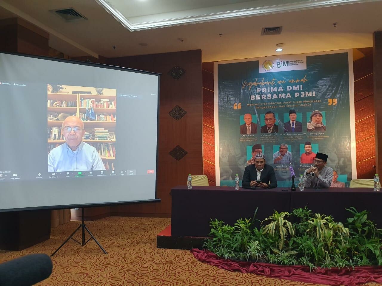 “Secara etnis dan budaya kami berbeda dengan China, kami ingin hidup sesuai tradisi kami,” kata President UHRP, Omer Kanat yang diterjemahkan moderator Ahmad Arafat.