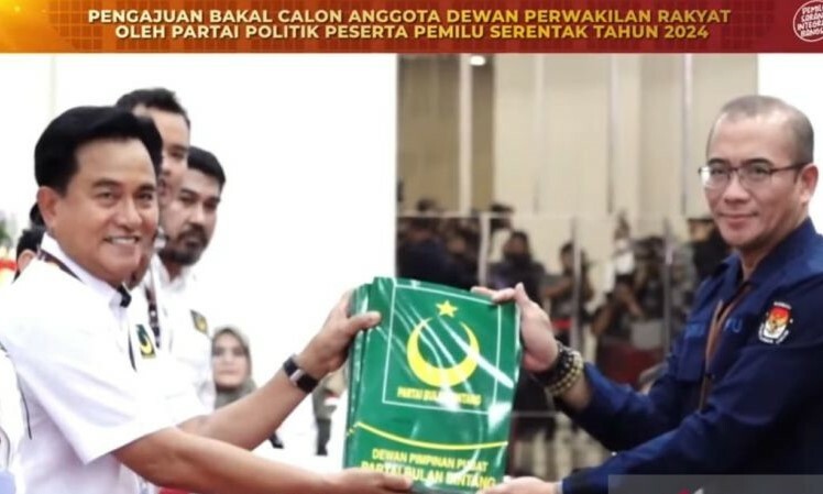 Tangkapan layar Ketua KPU RI Hasyim Asy'ari (kanan) saat menerima berkas pendaftaran bakal caleg DPR Partai Bulan Bintang (PBB) dari Ketua Umum PBB Yusril Ihza Mahendra di Ruang Sidang Utama, Kantor KPU RI, Jakarta, Sabtu (13/5/2023). (ant)
