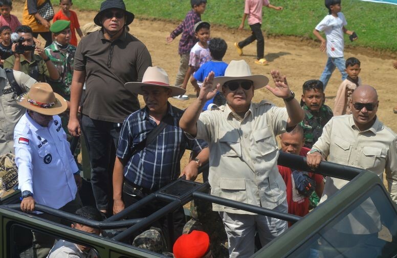 Prabowo Subianto menyapa warga bersama Yusril Ihza Mahendra, Bupati Tanah Datar Eka Putra (kiri) dan Anggota DPR RI Andre Rosiade (kedia kiri) di gelanggang pacuan kuda Dang Tuanku Bukit Gombak, Tanah Datar, Sumatera Barat, Minggu (30/4/2023). (ant)